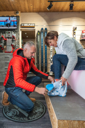 Photographe magasin de ski dans les Alpes (73) : essayage des chaussures