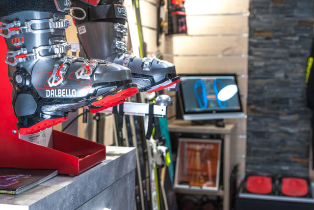 Photographe magasin de ski en Savoie (73) : préparation des chaussures