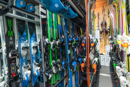 Photographe immobilier et commerces en Savoie (73) : rayonnages de skis