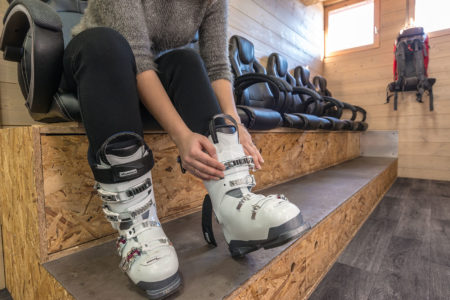 Photographe immobilier et commerces en Savoie (73) : essayage des chaussures de ski