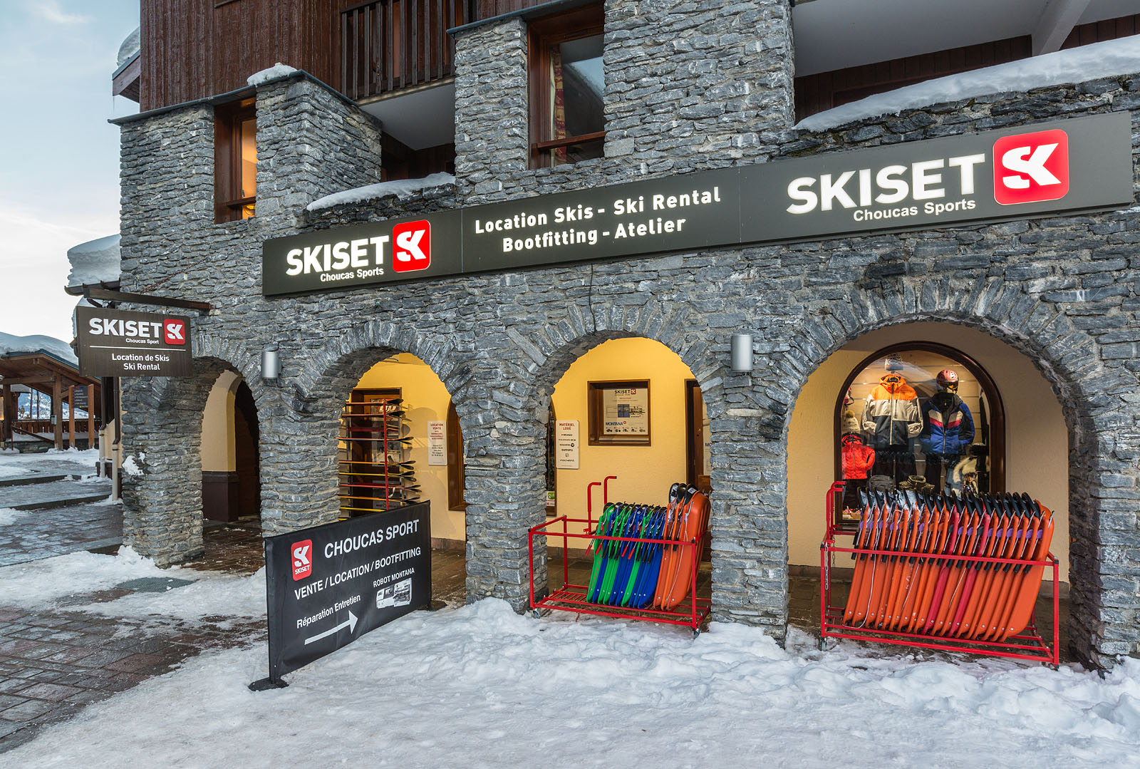 Photographe magasin de ski en station : la façade du magasin Skiset