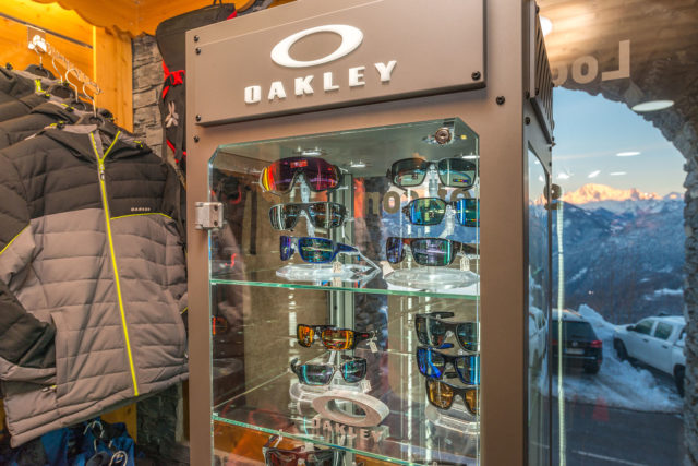 Photographe magasin de ski dans les Alpes : vitrine Oakley