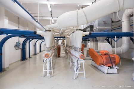 Photographe professionnel industrie agroalimentaire à Chambéry (73) : tuyaux traversant les étages de la meunerie