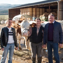 Grand Abergement (01) : Jérome Berthier,président du syndicat des éleveurs laitiers du Valromey, Victoire Vuaillat et son père Alain Vuaillat, du GAEC Vuaillat