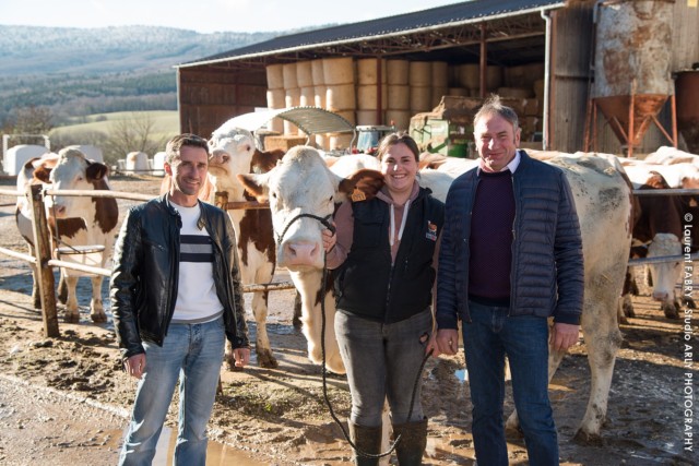Grand Abergement (01) : Jérome Berthier,président du syndicat des éleveurs laitiers du Valromey, Victoire Vuaillat et son père Alain Vuaillat, du GAEC Vuaillat