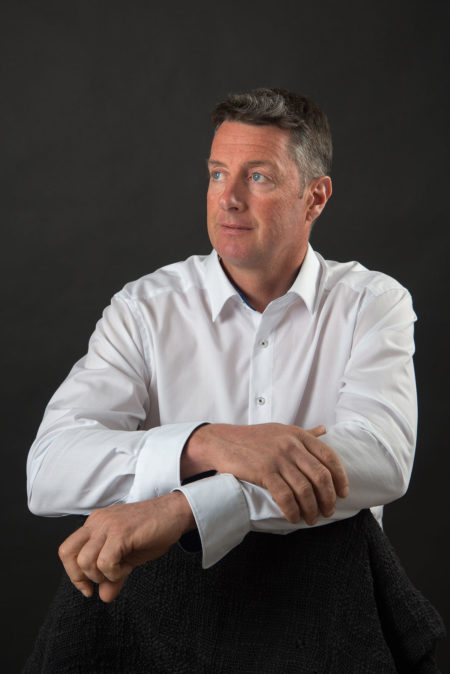 Photographe portrait sur fond noir pour un chef d'entreprise