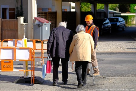 Photographe près de Lyon sur un chantier Colas : le chef de chantier oriente des riverains rue de la république à Genas