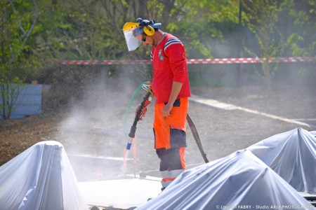Photographe près de Lyon pour un chantier Colas : béton désactivé sur la place Ronshausen