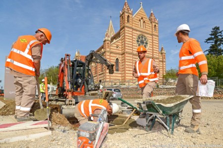 Photographe près de Lyon pour un chantier Colas : ouvriers devant l'église Saint Barthélémy