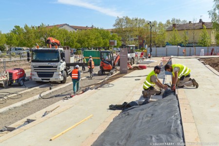 Reportage BTP près de Lyon pour un chantier Colas : terrasse et espace verts pour la place Ronshausen