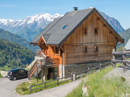 Photographe Immobilier De Montagne : Vue Du Chalet Avec Montagnes