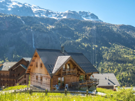 Photographe immobilier de montagne : Chalet avec remontées mécaniques et cascades