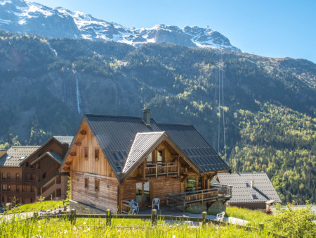 Photographe Immobilier De Montagne : Chalet Avec Remontées Mécaniques Et Cascades