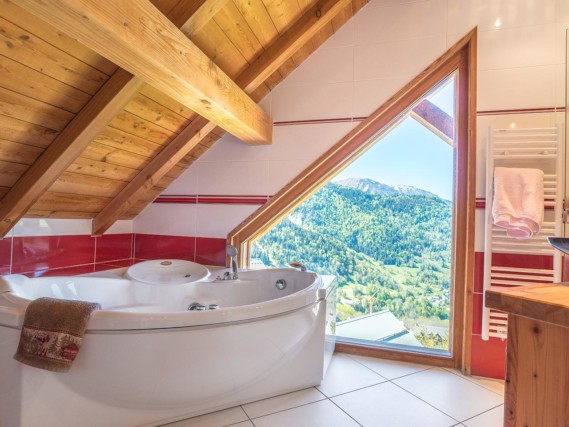 Photographe immobilier de montagne : salle de bain de la chambre principale