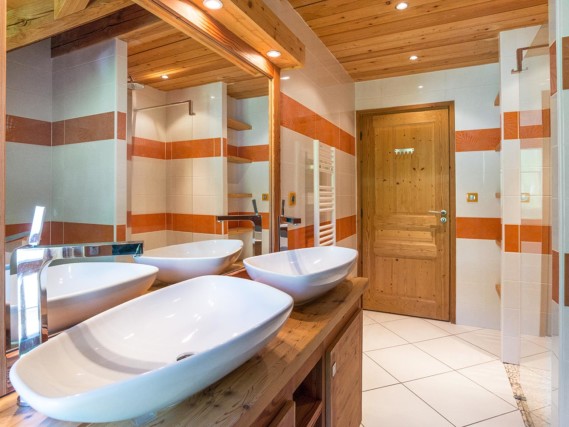 Photographe immobilier de montagne : salle de bain collective à l'étage