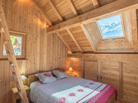 Photographe Immobilier De Montagne : Une Chambre à L'étage Nuit