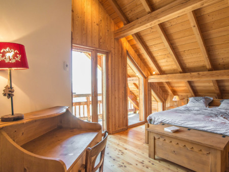 Photographe immobilier de montagne : Chambre principale, petit bureau et balcon