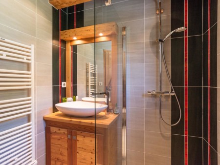 Photographe Immobilier De Montagne : La Salle De Bain De La Chambre à L'étage Principal