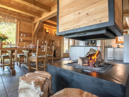 Photographe Immobilier De Montagne : La Cheminée Et Ses Tabourets En Bois Massifs