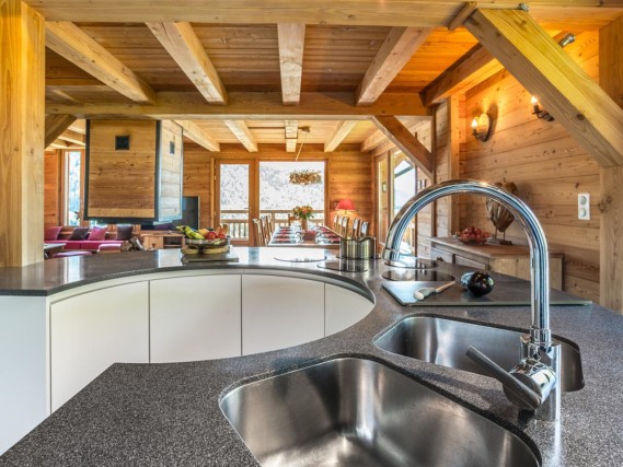 Photographe immobilier de montagne : Détail de la cuisine (évier)