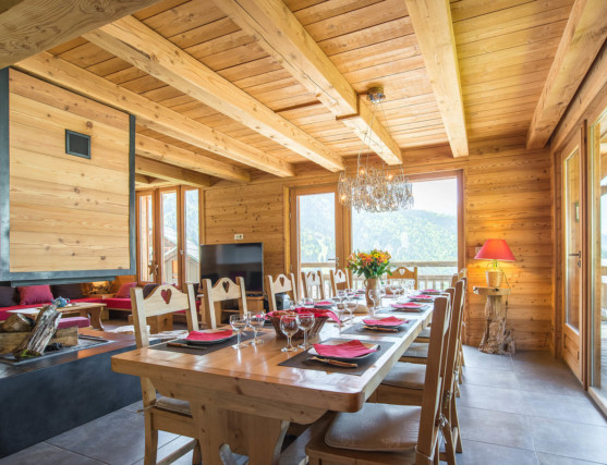 Photographe immobilier de montagne : Salle à manger et cheminée