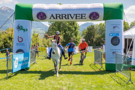 Cycliste, Coureur à Pieds Et Cavalière Sous L'arche De Départ Du Raid Multi-sport En Haute Savoie