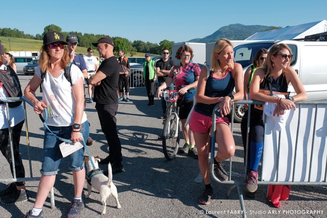 Les participants du raid multi-sport en Haute Savoie écoutent le briefing