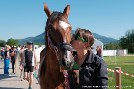 Une Cavalière Du Raid Multi-sport Embrasse Son Cheval