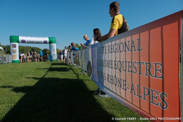 Les spectateurs du raid multi-sports dans les Alpes