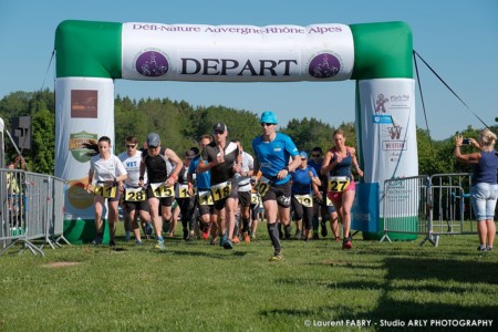 Départ Du Raid Multi-sports Dans Les Alpes Avec La Course à Pieds