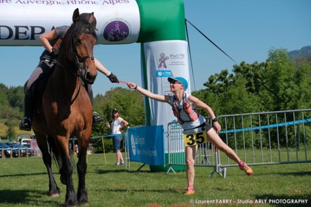 Passage De Relais Cavalier - Coureur à Pieds Lors Du Raid Multi-sports