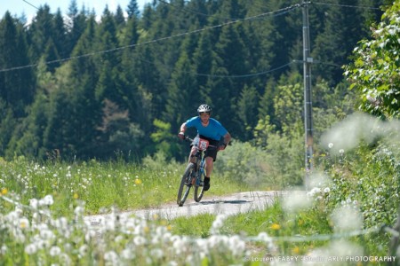 Un VTT Pendant Le Raid Multi-sports En Haute Savoie