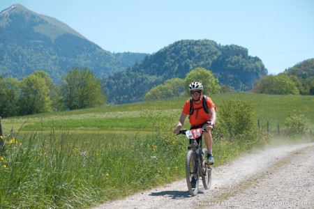 Un VTT Effectue Le Parcours Du Raid Multi-sports En Haute Savoie