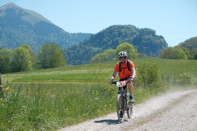 Un VTT effectue le parcours du raid multi-sports en Haute Savoie