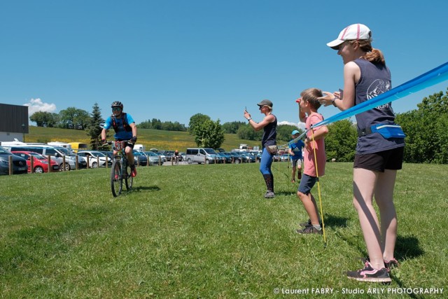 Les spectateurs du raid multi-sports en Haute Savoie applaudissent les participants