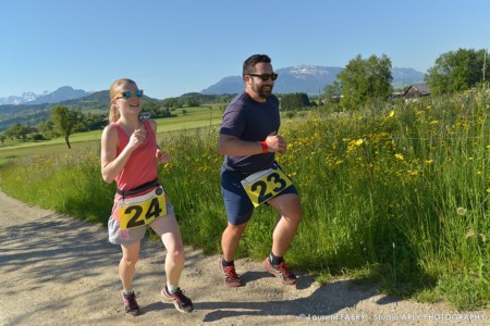 Un Couple De Coureurs à Pieds Sur Le Parcours Du Raid Multi-sports En Haute Savoie