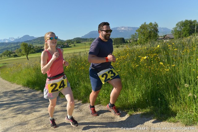 Un couple de coureurs à pieds sur le parcours du raid multi-sports en Haute Savoie