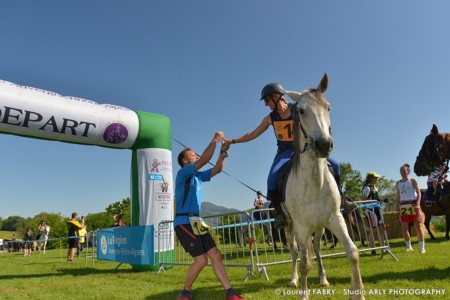 Passage De Témoin Entre Un Coureur à Pieds Et Une Cavalière Lors Du Raid Multi-sports En Haute Savoie