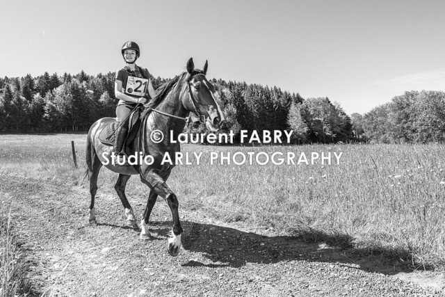Portrait d'une cavalière en noir-et-blanc pendant le raid multi-sports Haute Savoie