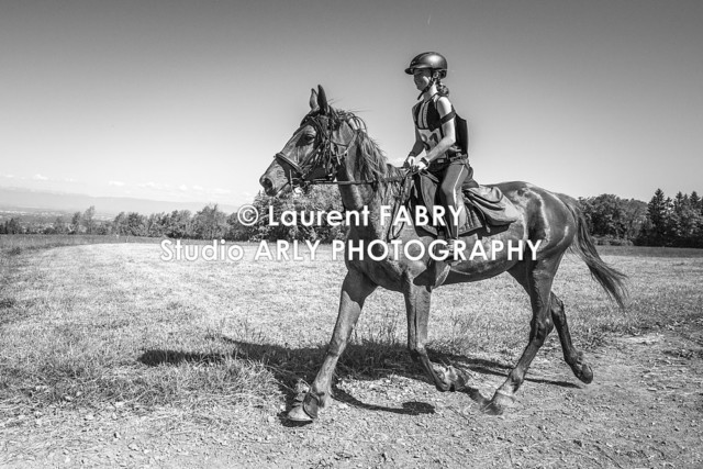 Portrait de cavalier en noir-et-blanc pendant le raid multi-sports en Haute Savoie