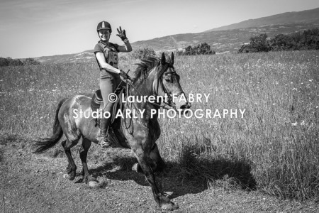 Portrait De Cavalier En Noir-et-blanc Pendant Le Raid Multi-sports