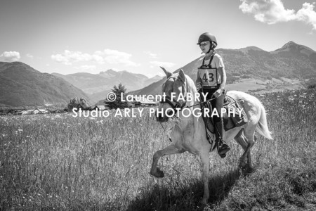 Portrait De Cavalier En Noir-et-blanc Pendant La Course