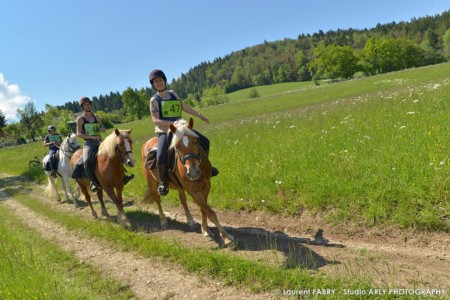 Des Cavalières Sur Le Parcours Du Raid Multi-sports En Haute Savoie