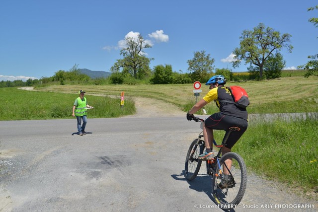 Un bénévole du raid multi-sports en Haute Savoie oriente les participants