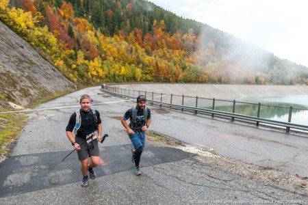 Deux Coureurs Passent Près Du Photographe Lors Du 1er EDF Trail Des Vallées D'Aigueblanche