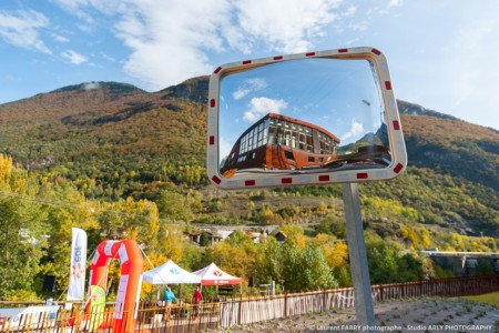 La Centrale EDF De La Coche Dans Un Miroir