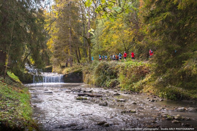 Les coureurs passent le long des cascades du Morel