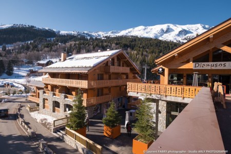 La Résidence De Tourisme L'Hévana Vue Depuis La Passerelle Qui La Relie à Méribel Centre (Les 3 Vallées)