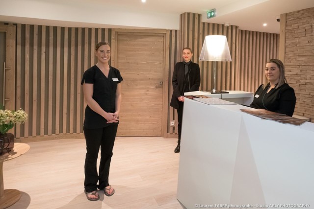 Les hôtesses du spa posent pour le photographe