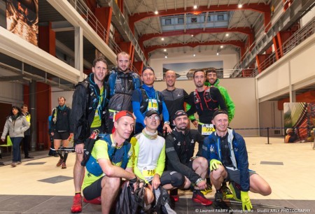 Photo De Groupe D'une équipe De Trailers Dans La Central Hydroélectrique, Avant La Course